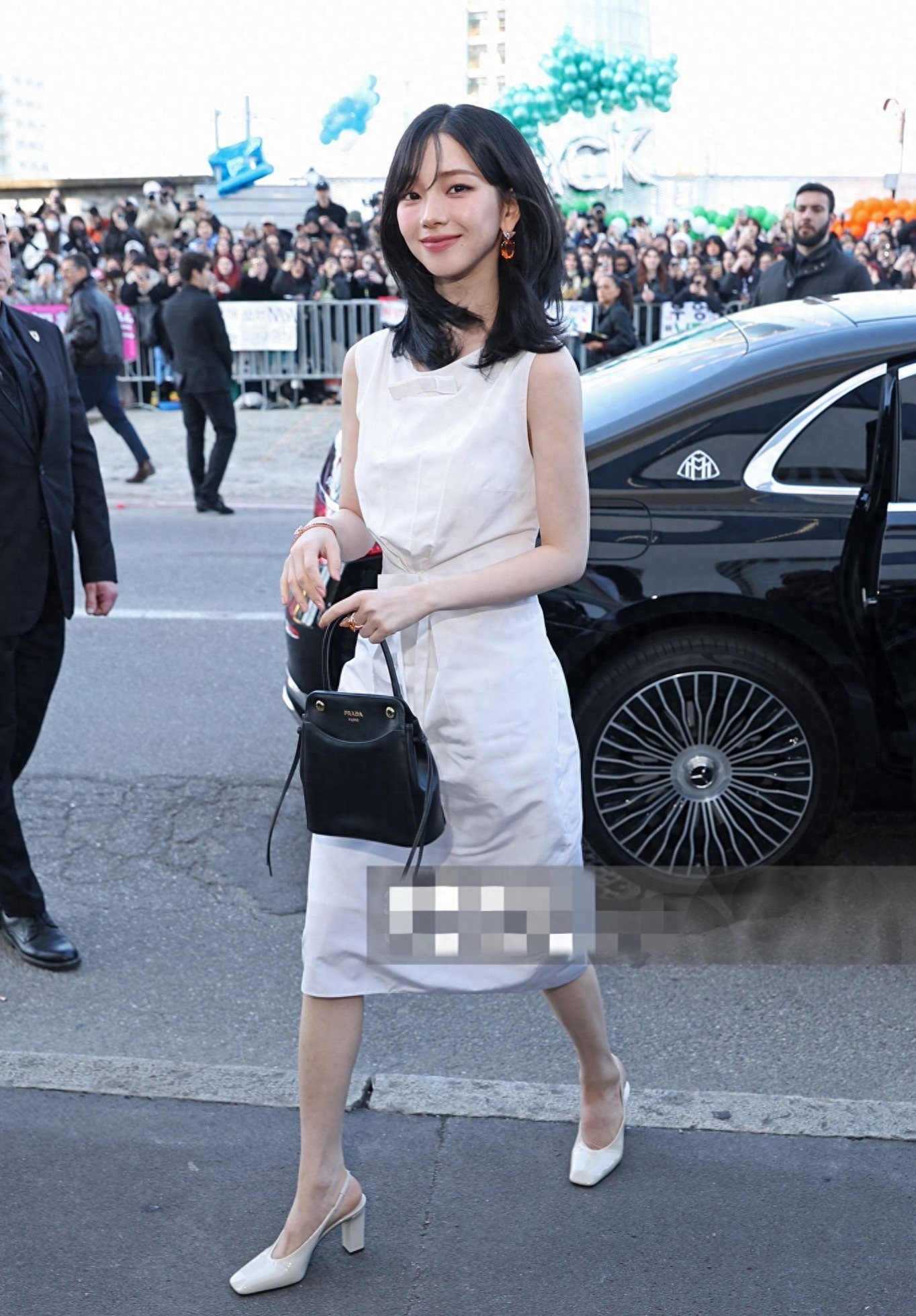 韩国歌手柳智敏出席米兰Prada大秀，一身白色连衣裙，清纯靓丽