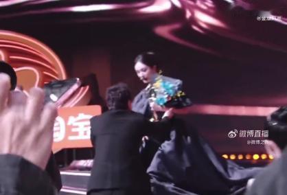 杨幂三封微博QUEEN：实力闪耀，魅力出圈！