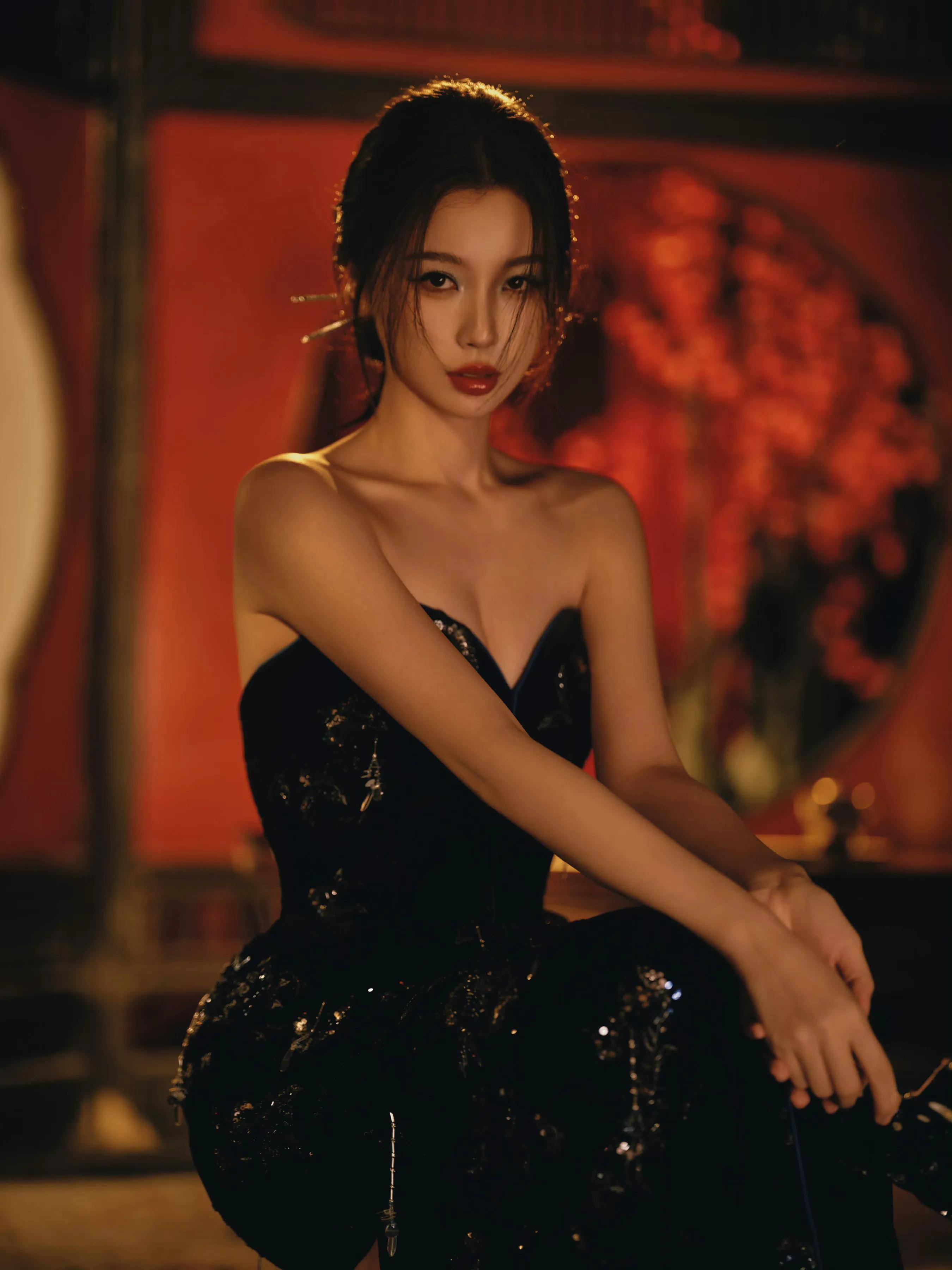 虞书欣，黑色抹胸连衣裙，大秀香肩，红唇妩媚