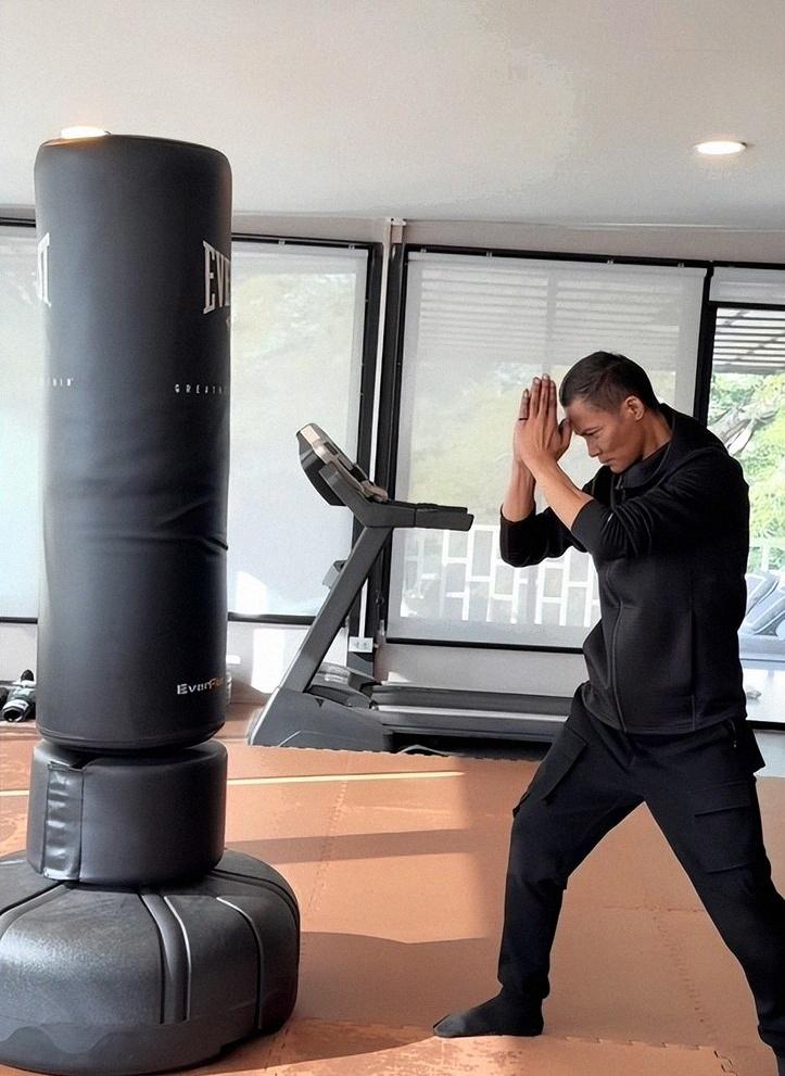 托尼贾被曝胆囊癌仍坚持苏沪见面会，近照暴瘦引担忧，真实健康与勇气待现场验证