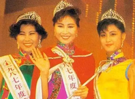 她嫁国外丈夫，生了3个孩子了，依旧可以穿年轻时的衣服
