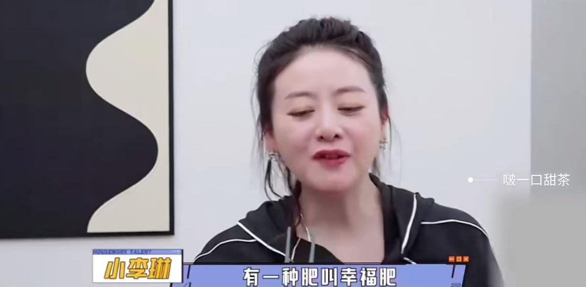 47岁小李琳两口寺庙被遇，虔诚叩拜被疑求子，小8岁老公帅的亮眼