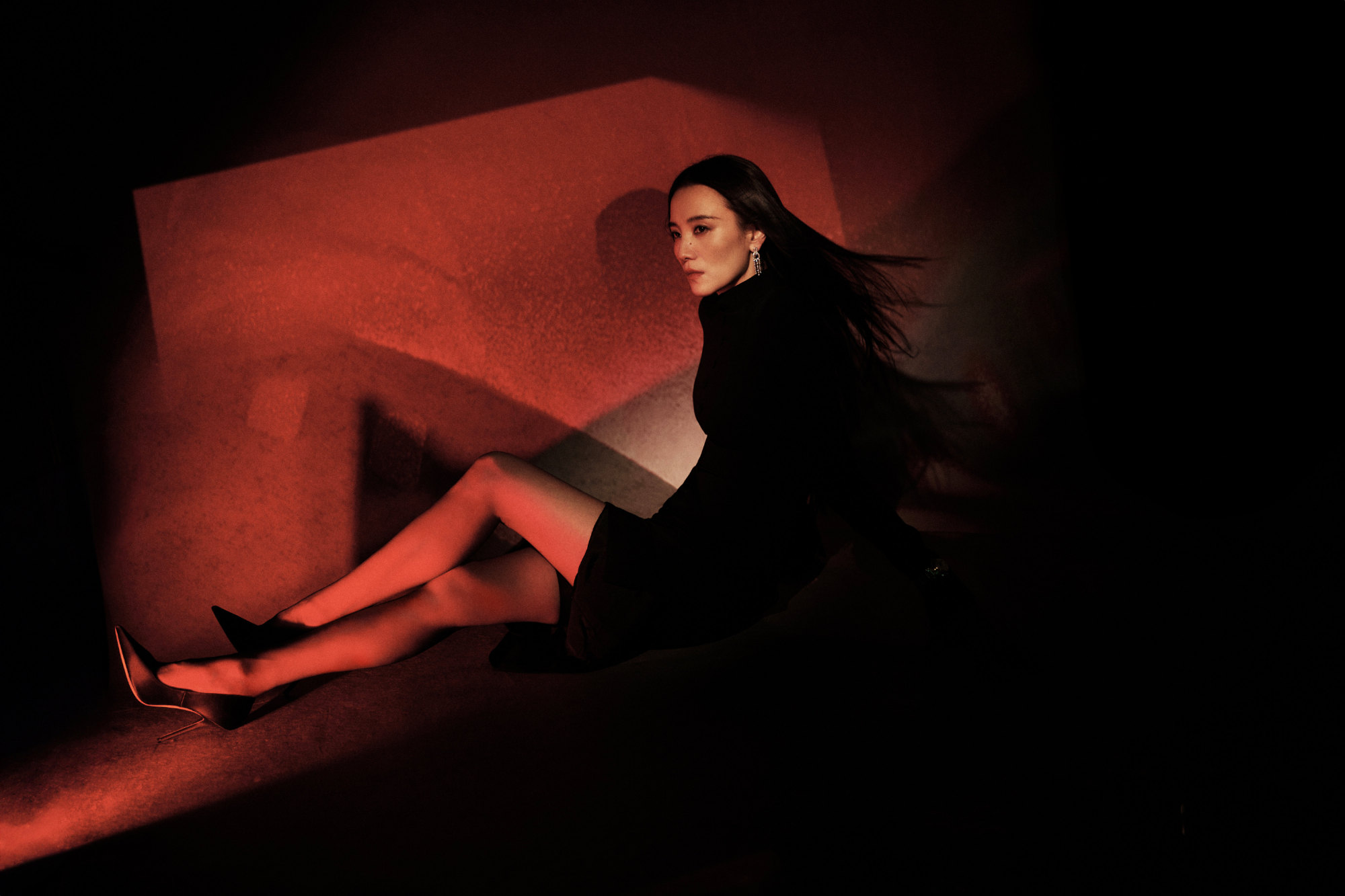 宋佳穿搭反差感：裙装冷艳疏离，裤装率性松弛