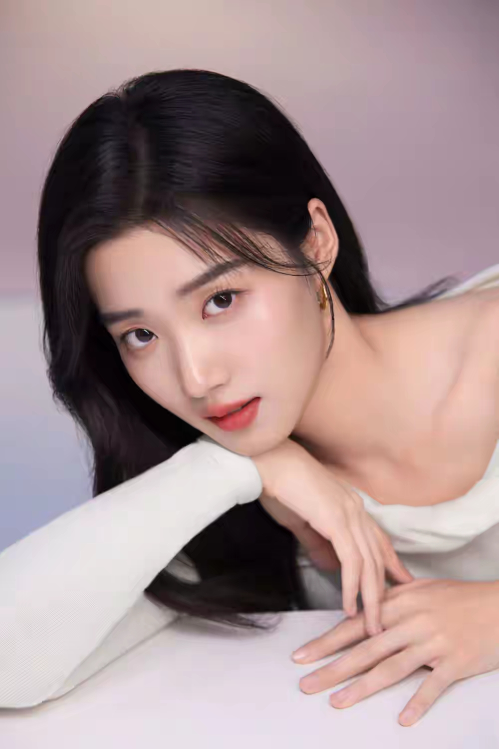 卢昱晓穿搭尽显好身材，女人味十足