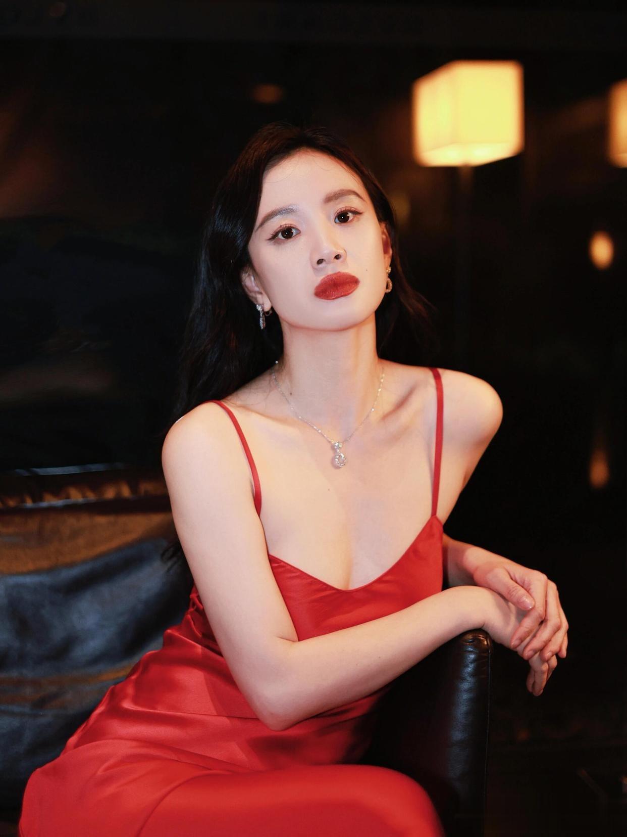李梦，明媚红色吊带裙，身材状态皆可。