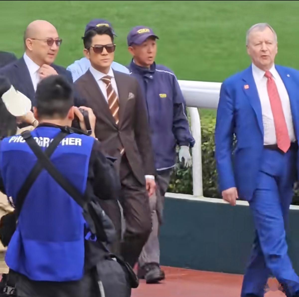 61岁郭富城春晚后苍老一圈！赛马会怼脸拍显疲惫，颈纹褶子藏不住