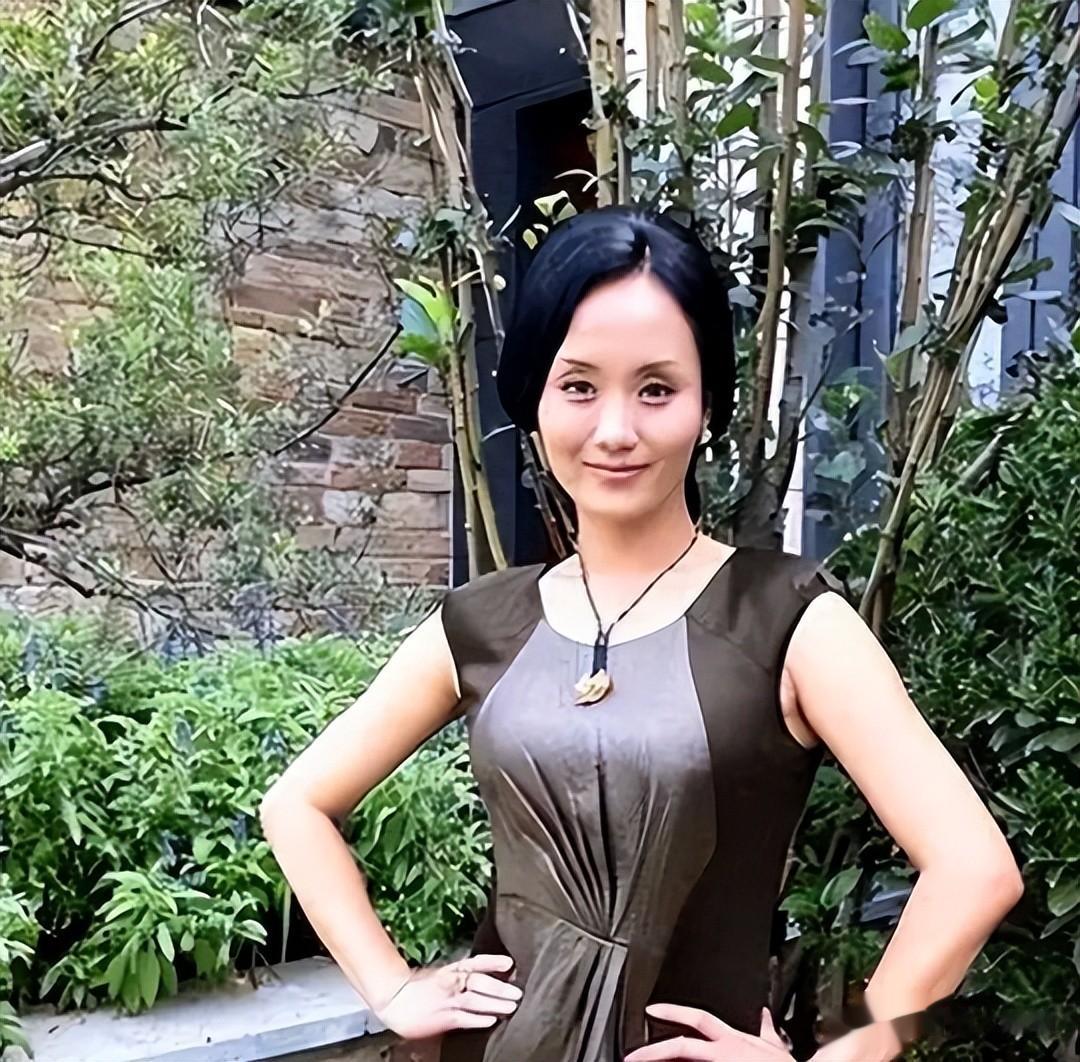 为老不尊、被“儿子”打耳光？如今住上海豪宅的她，才是人生赢家