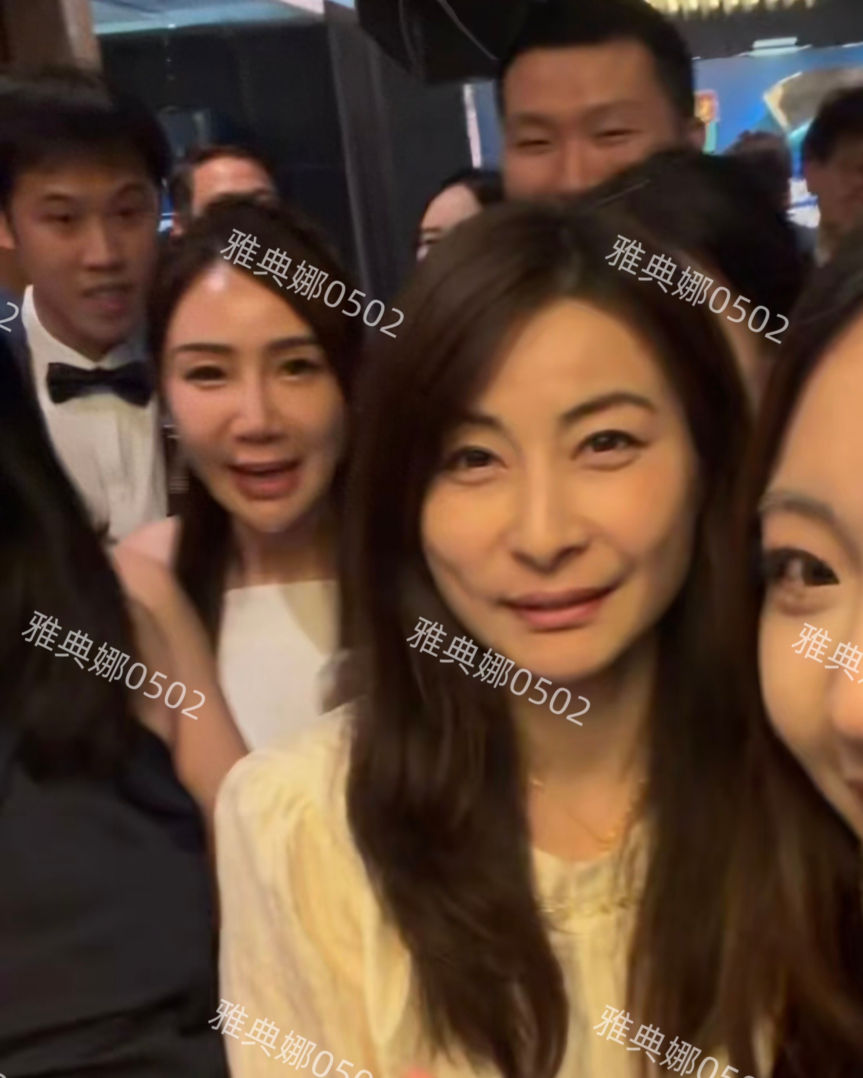 港大经管学院校庆晚宴上见到郭晶晶了，本人眉目舒展笑眼弯弯好美