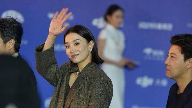 宋佳短发造型亮相北影节，为新片《余烬》颠覆形象剃寸头