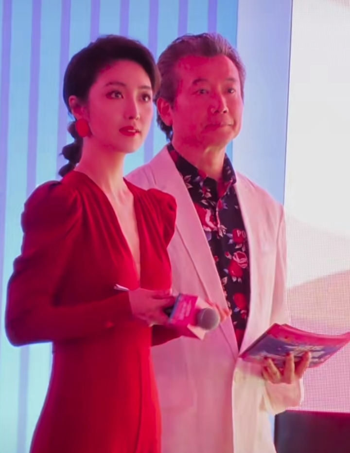 何卿主持乒乓嘉年华，红深V长裙配盘发，明艳优雅惊艳