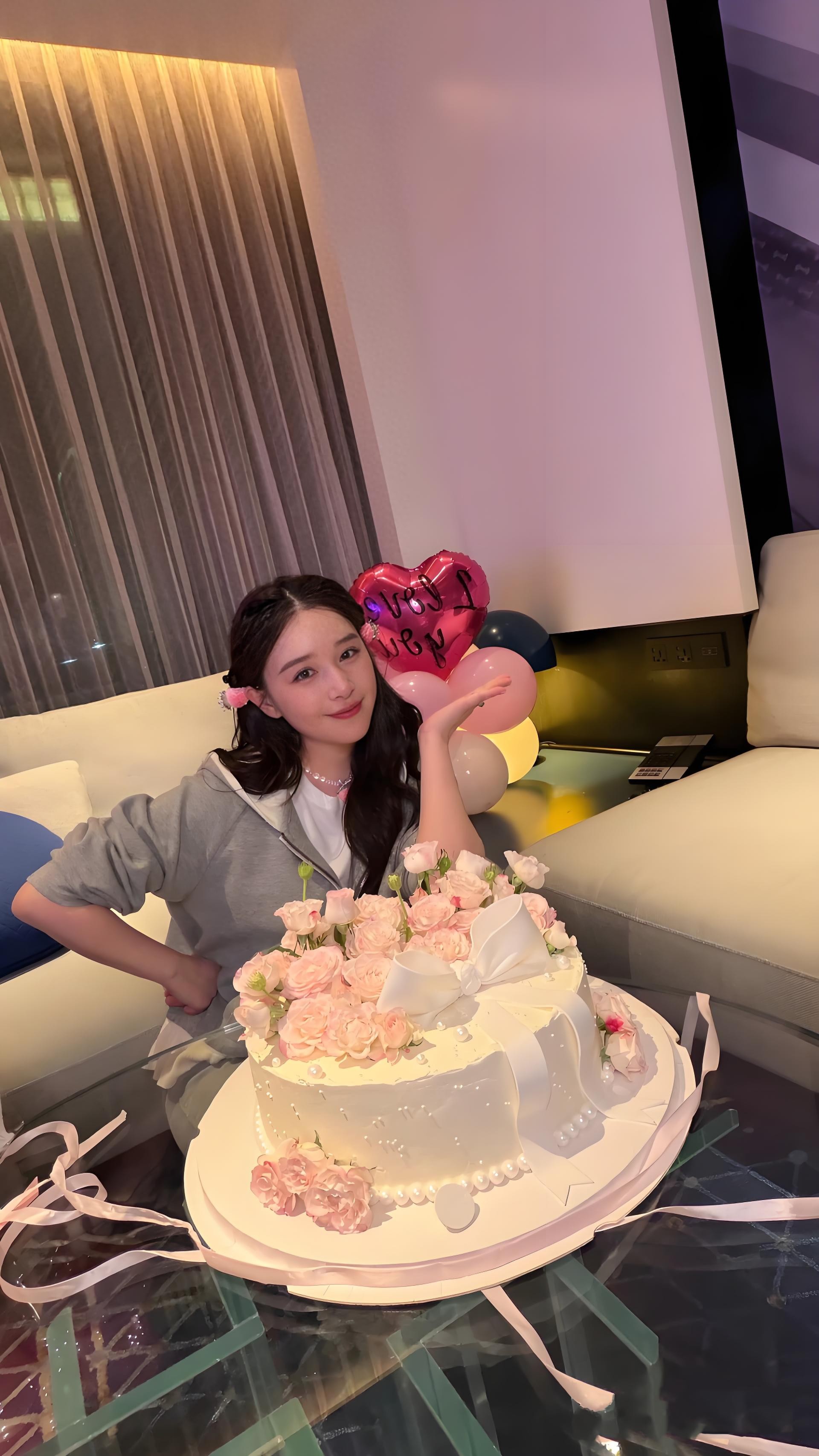李小冉唐艺昕为阚清子庆38岁生日，玫瑰花大到房间都放不下 好幸福