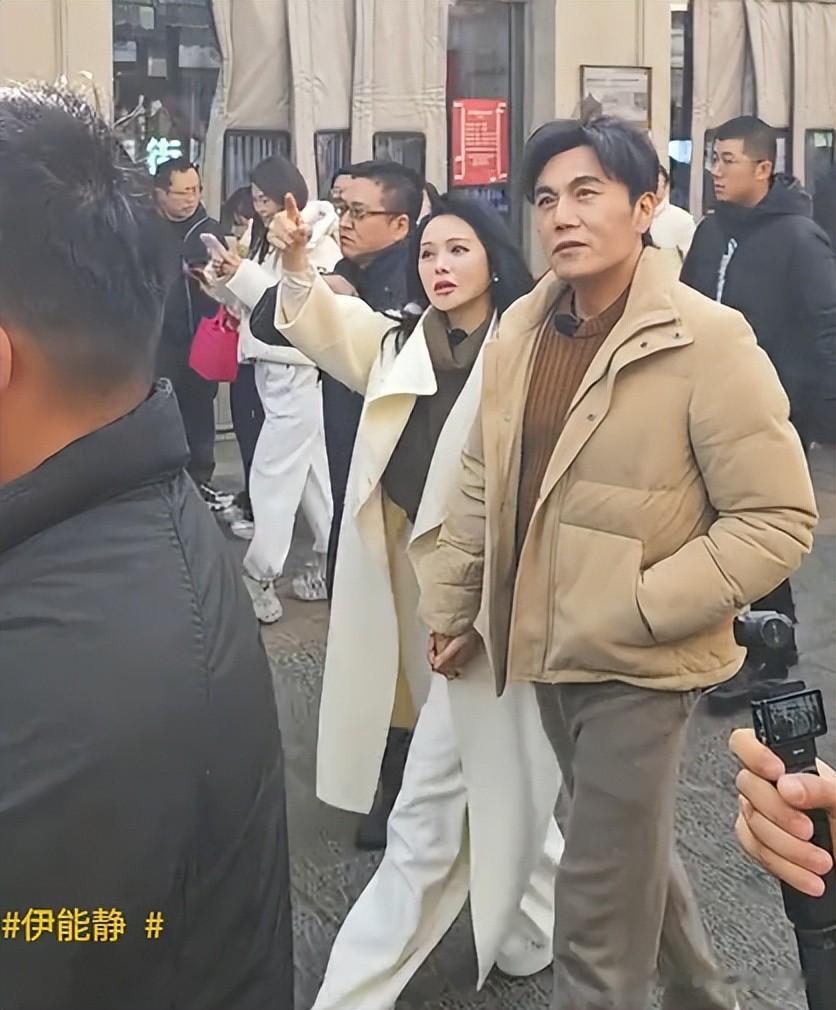 伊能静58岁生日晒全家福，穿黑裙很显清纯，秦昊暴瘦黑又老像父女