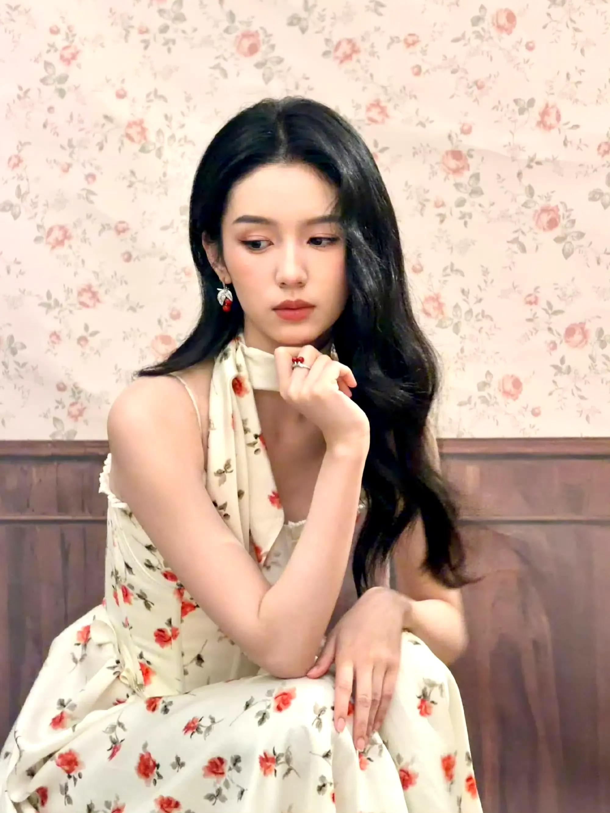 周也吊带裙写真