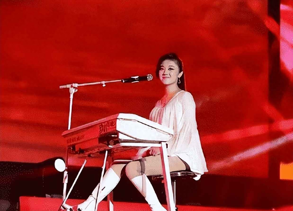玖月奇迹离婚7年，王小玮近况曝光，43岁无婚无育，发福显老