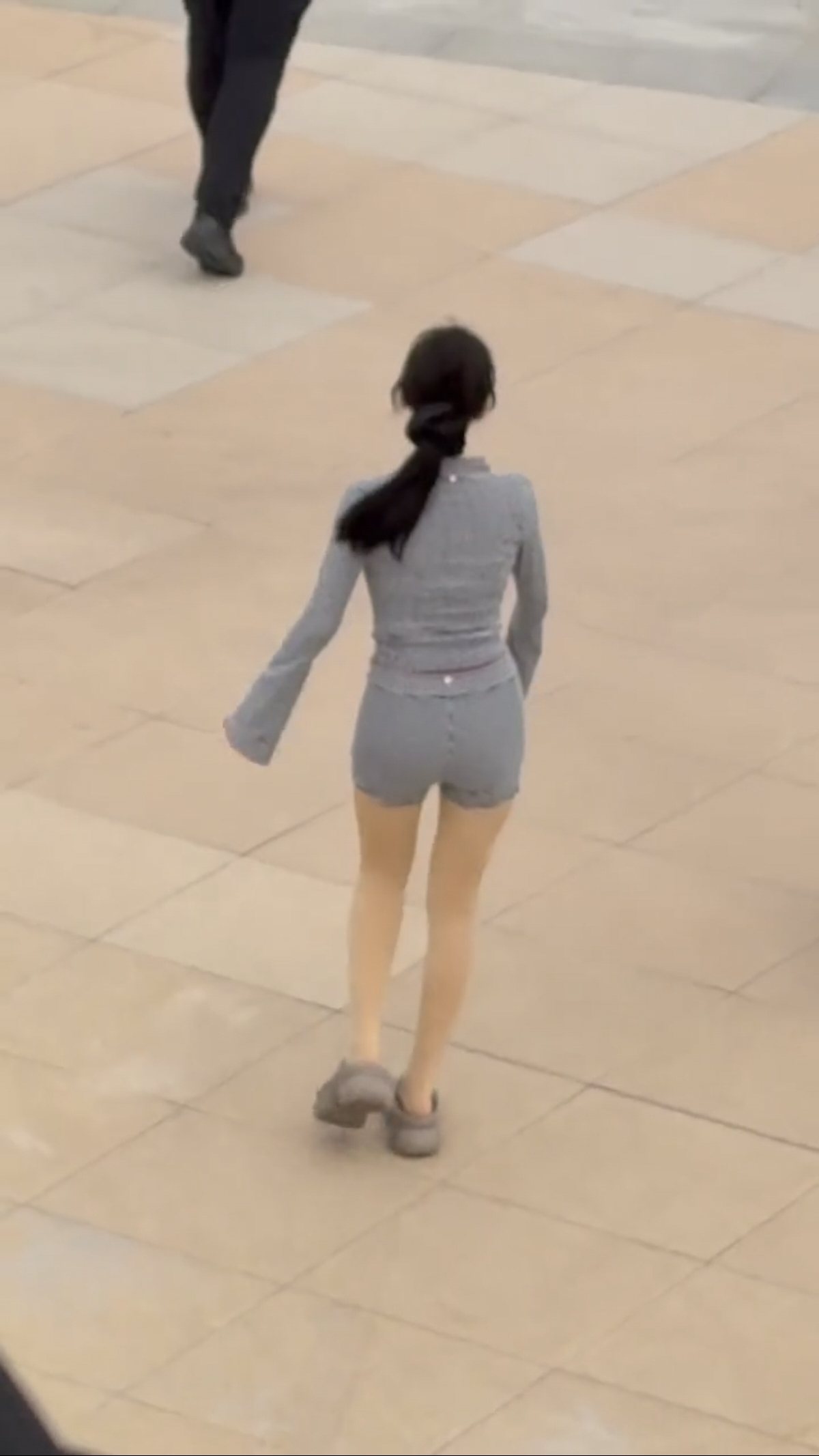 张碧晨录综艺路透，穿套装好美好瘦身材好，本人比穿的丝袜都白！