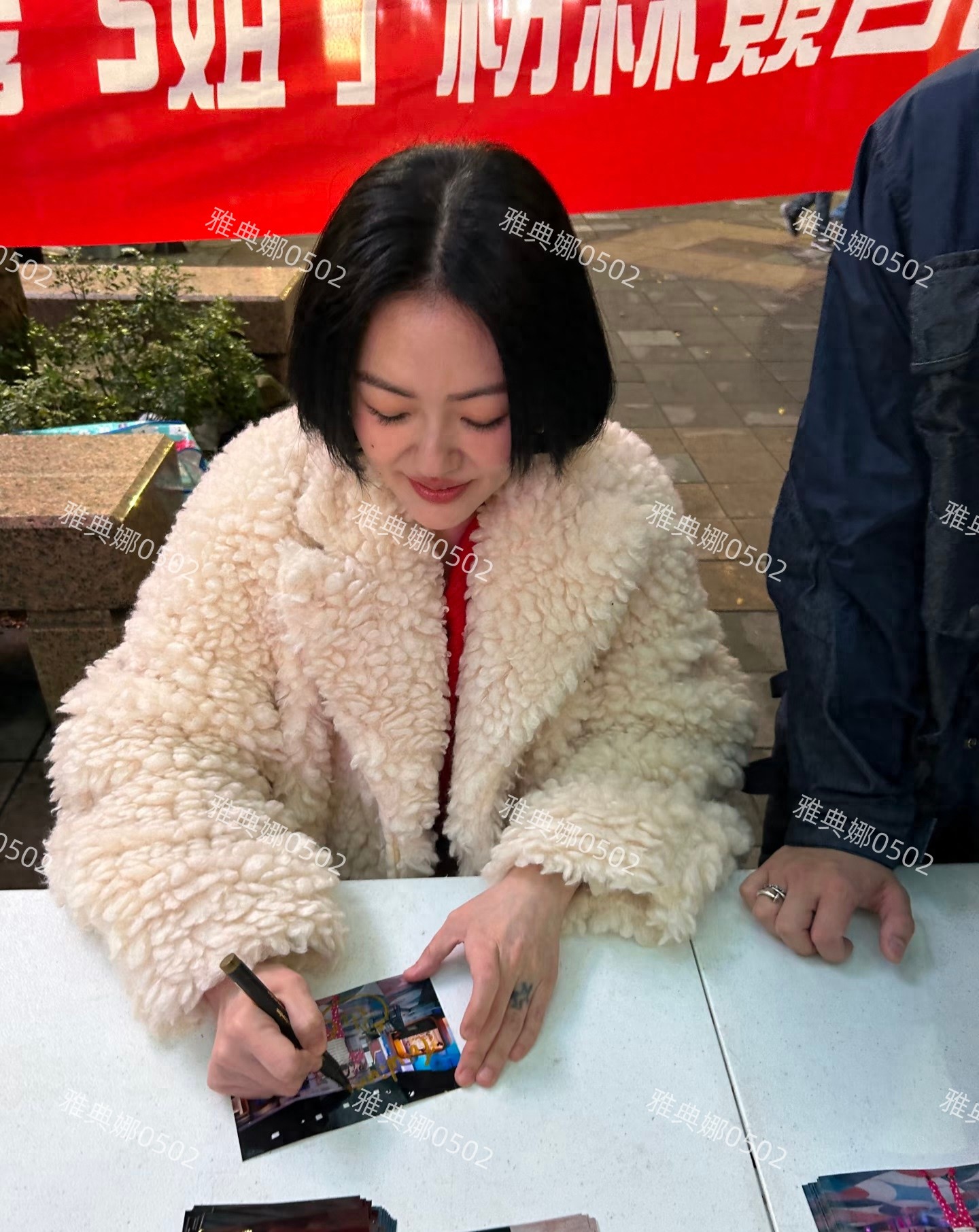 近距离看小S虽然个子不高衣品也不在线，但本人又瘦又白年轻耐看