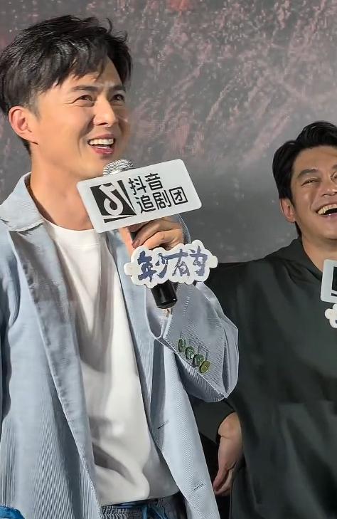 看41岁叶祖新和31岁彭昱畅的同框近照，才知油腻和清爽的区别在哪