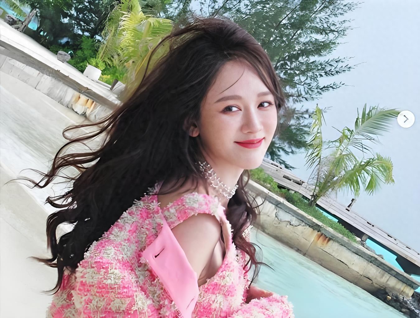 陈乔恩晒收到的新年礼盒,桌子都摆满了,一排茅台酒最抢眼