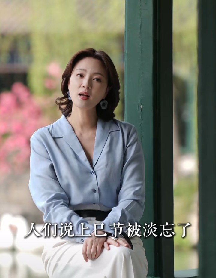 刘芳菲分享上巳节文化，蓝衬衫配白裤，知性优雅美貌依旧