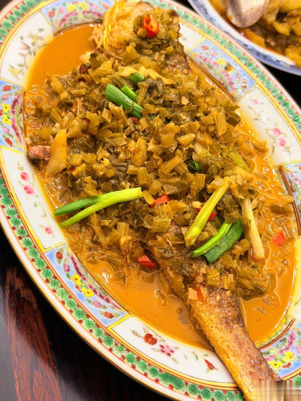 江疏影戴婚戒晒年夜饭!七菜一汤配茅台年味十足,穿蓝色毛衣好白