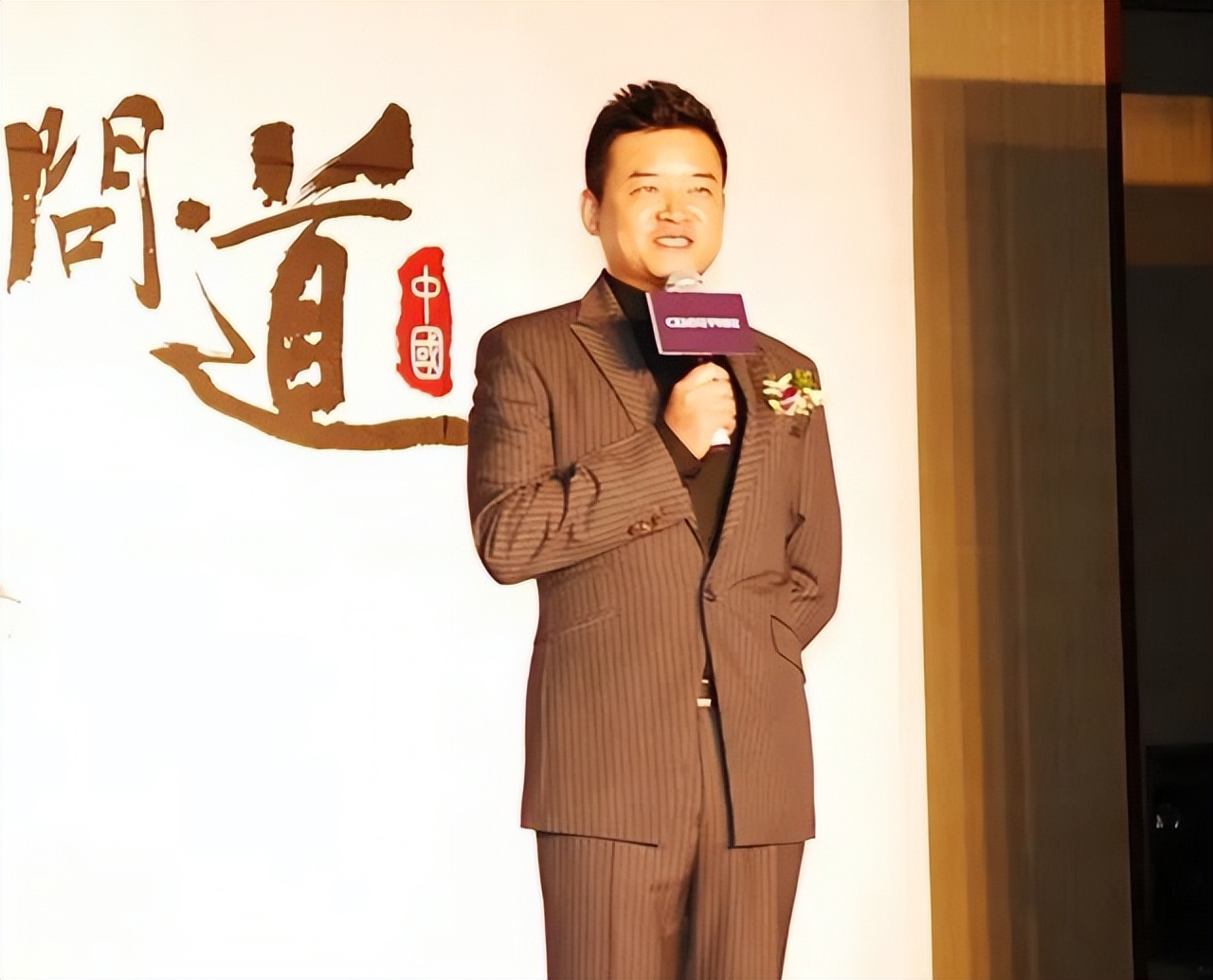 他是央视名嘴，31岁因一句话离开央视赴美国，如今50岁咋样了