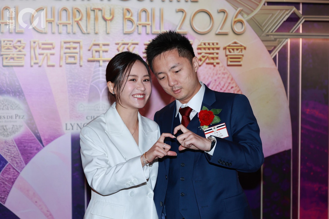35岁富四代求婚后带未婚妻亮相，晒巨型求婚钻戒，自曝是家传之宝