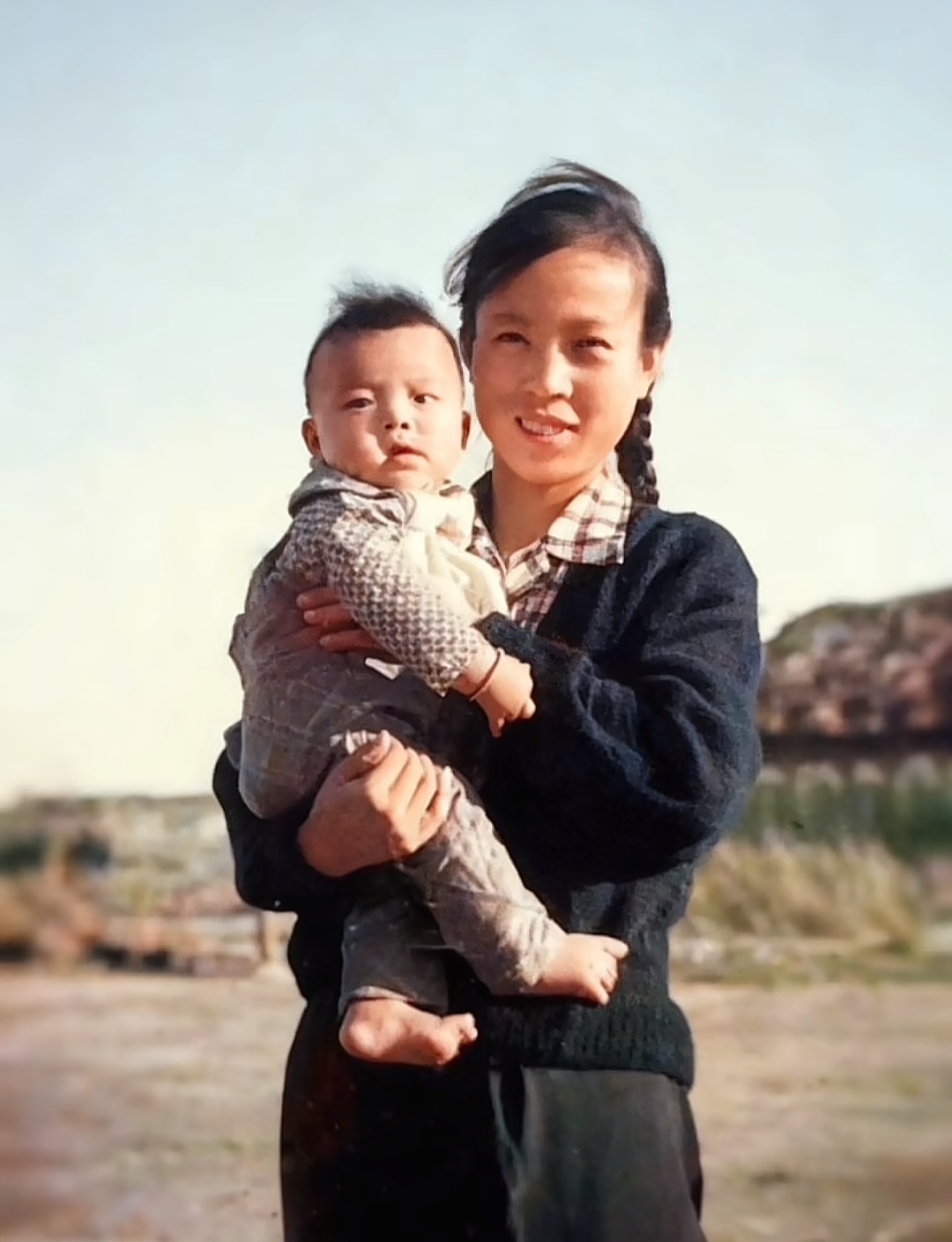 刘之冰63岁游轮度假庆生，好友侯勇唱歌助兴，茹萍婆婆出镜气质好