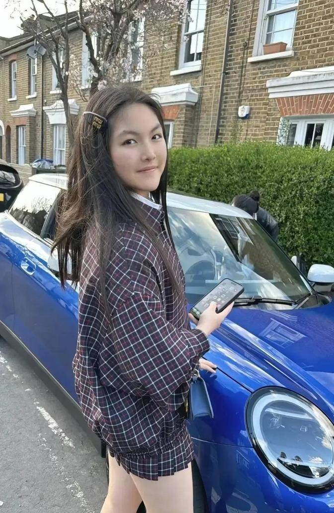 李湘减肥成功，和女儿王诗龄一起回小区被偶遇，目测瘦了50斤！