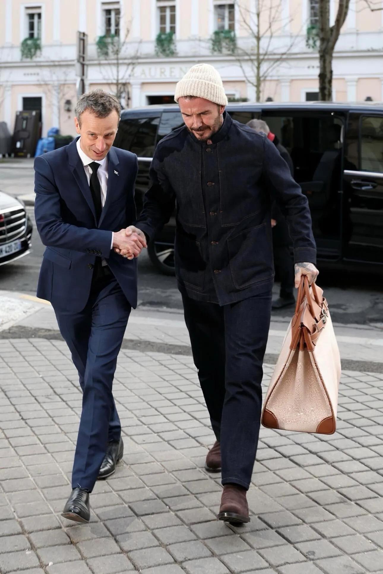 贝克汉姆拿14万爱马仕包，小七穿黑裙漂亮，维多利亚授勋很荣耀