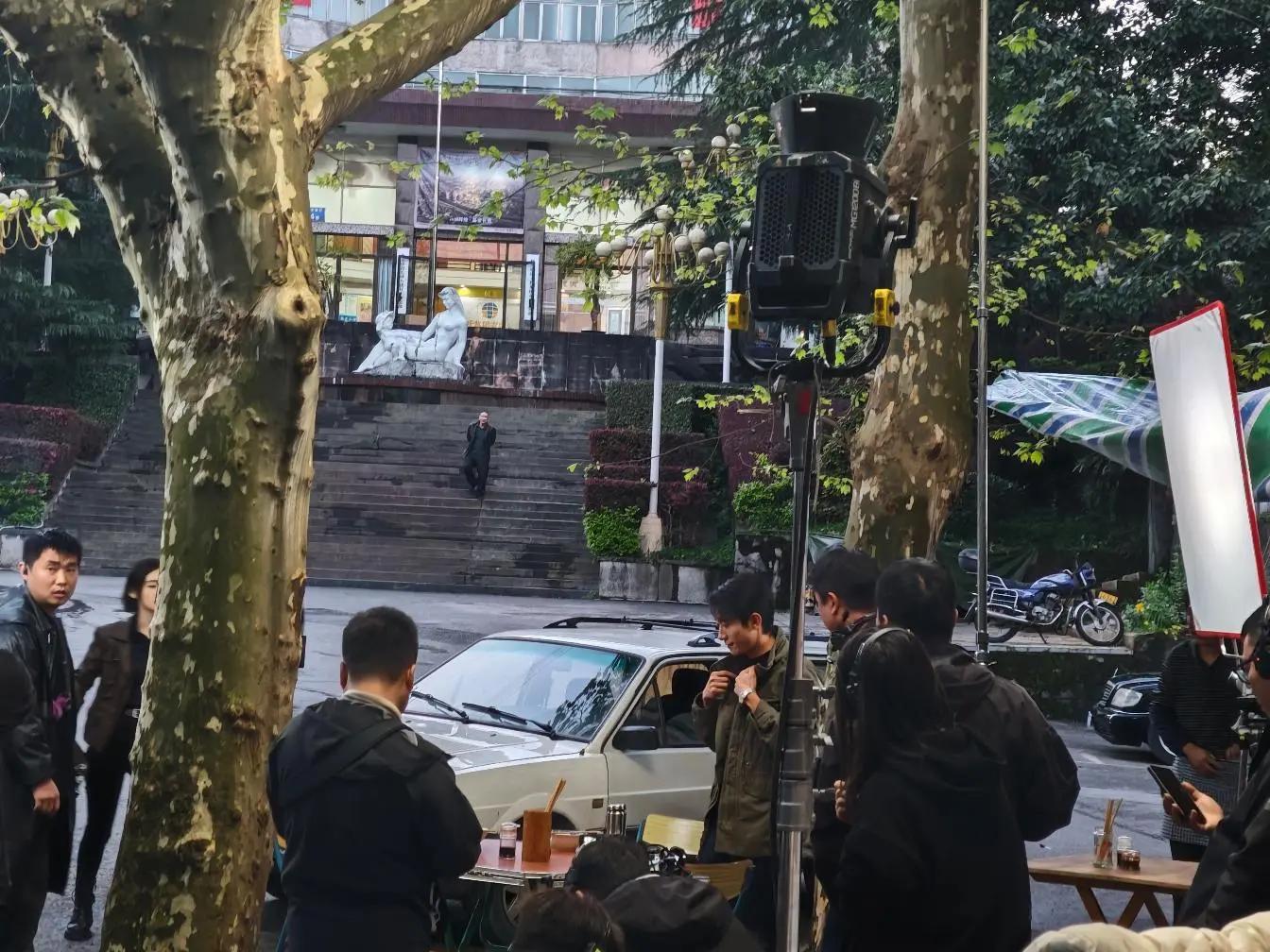 张一山重庆拍戏被偶遇，本人比电视上还帅痞帅，就是看着太瘦了吧
