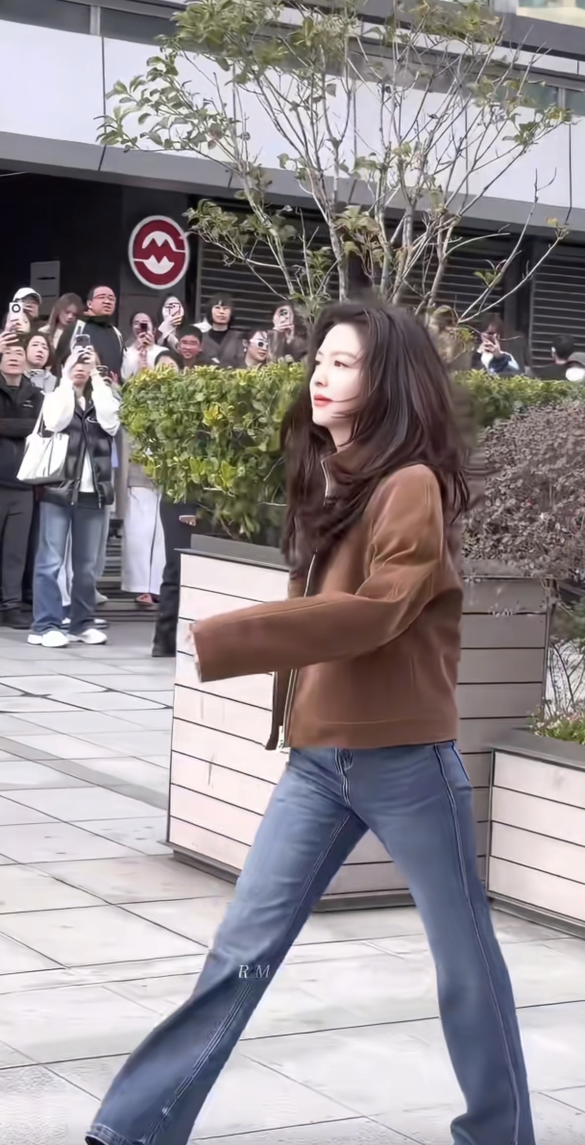 章若楠拍戏被偶遇,路人拍的视频太漂亮了吧,美的清新舒服自然!