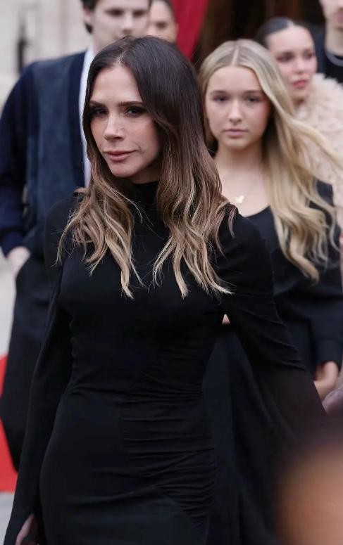 贝嫂无声的反击：和3个孩子2个准儿媳拍全家福，趾高气扬无视大布