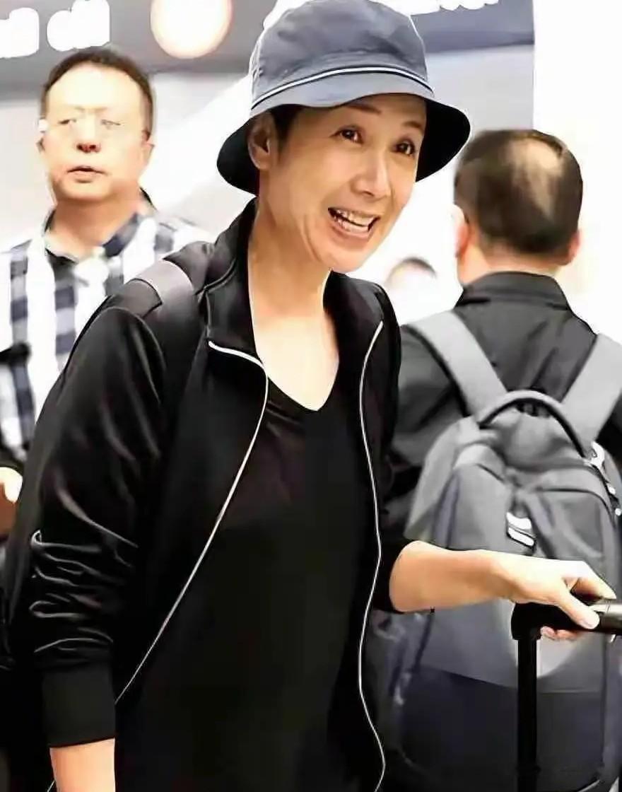 蒋雯丽60岁目前定居英国，一代女神伴随着岁月痕迹瘦了老了