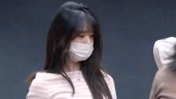 韩国顶流女团IVE成员张元英，以一种出人意料的方式再度成为网络焦点