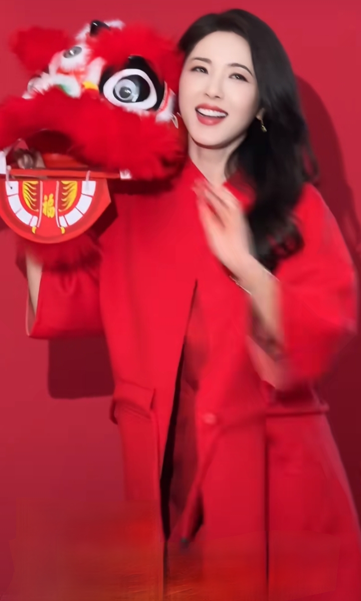 曾黎一袭红裙送马年祝福