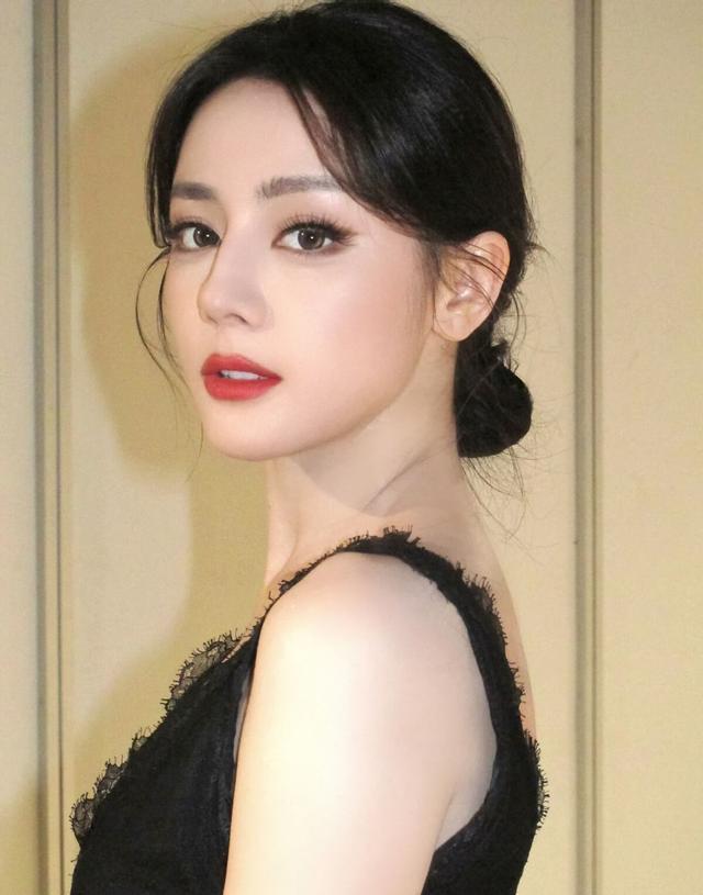 变了个人！迪丽热巴直播造型突然翻车，工作室审美被骂上热搜第一