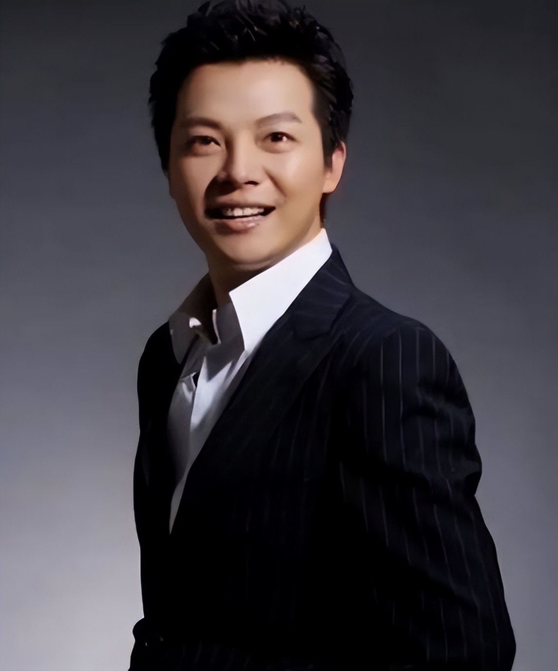 央视主持人任鲁豫罕见晒娃,妻子朱晶罕露面,3岁儿子全身照超萌