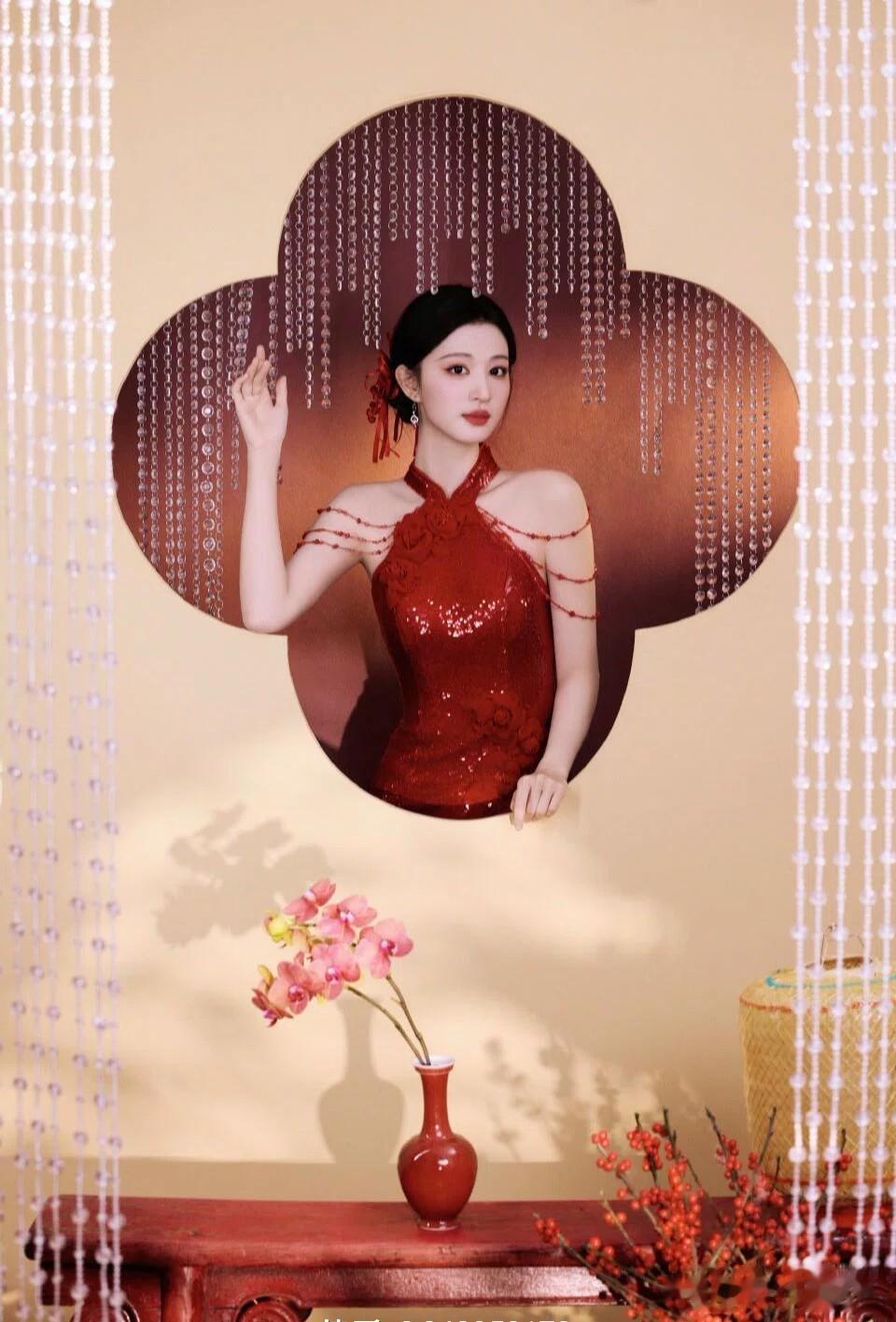 王楚然春晚造型太美了，穿红裙明艳大气，状态好的像18岁!