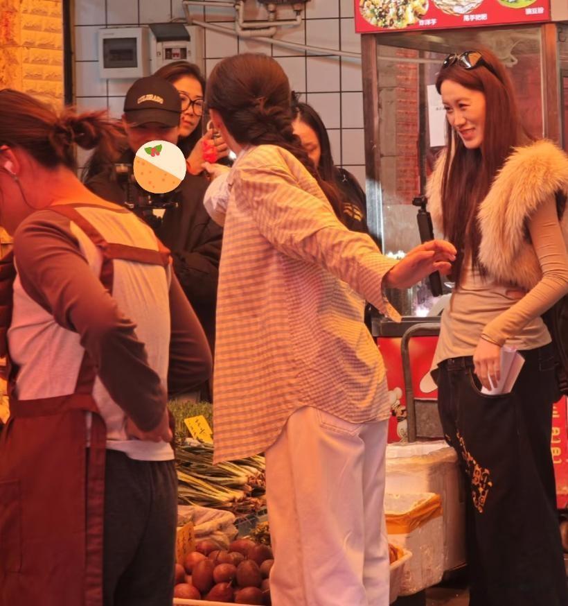 48岁胡静回云南娘家被偶遇！生图脸部馒化明显，未见富豪老公陪同