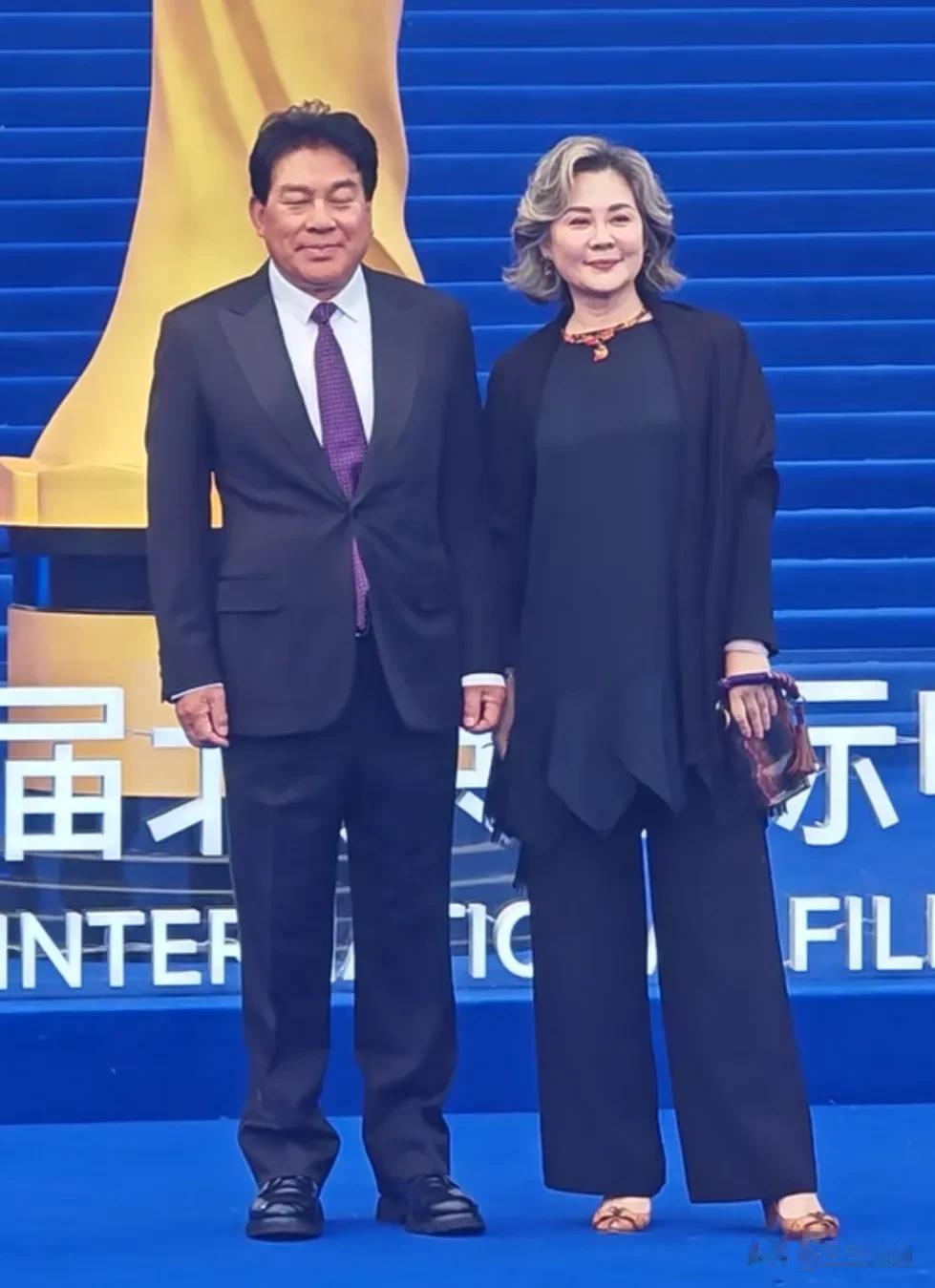 63岁丛珊现身，“满头白发”不影响颜值，看起来像43岁