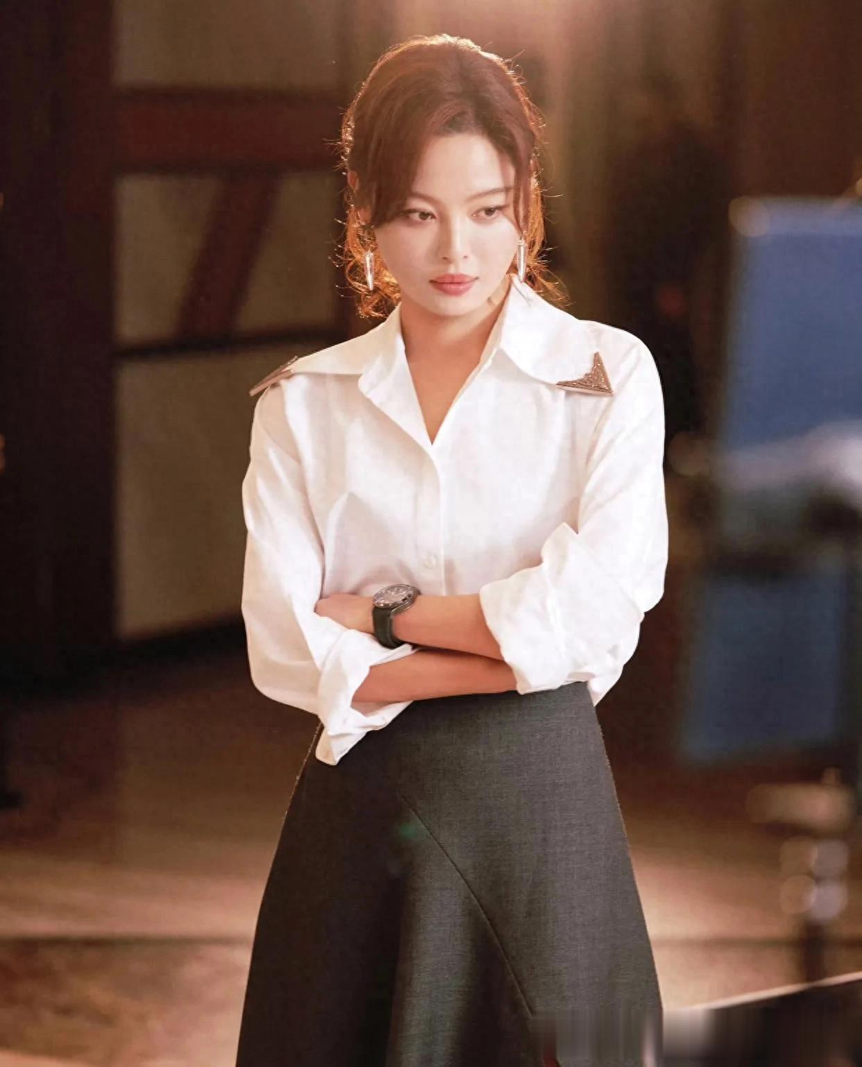 辛芷蕾的气质真是出挑!穿白衬衫+灰色开叉裙,简约又高级!