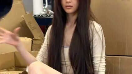 杨超越秀大长腿，网友：天选小说女主