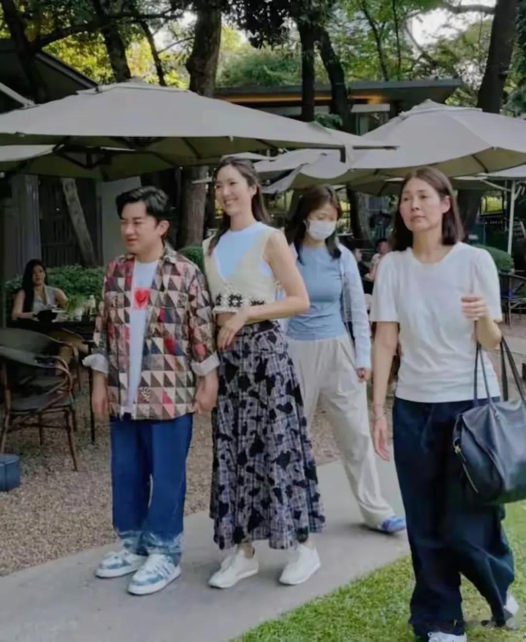 46岁王祖蓝和老婆李亚男在泰国旅游，王祖蓝胖了好多老婆又高又瘦