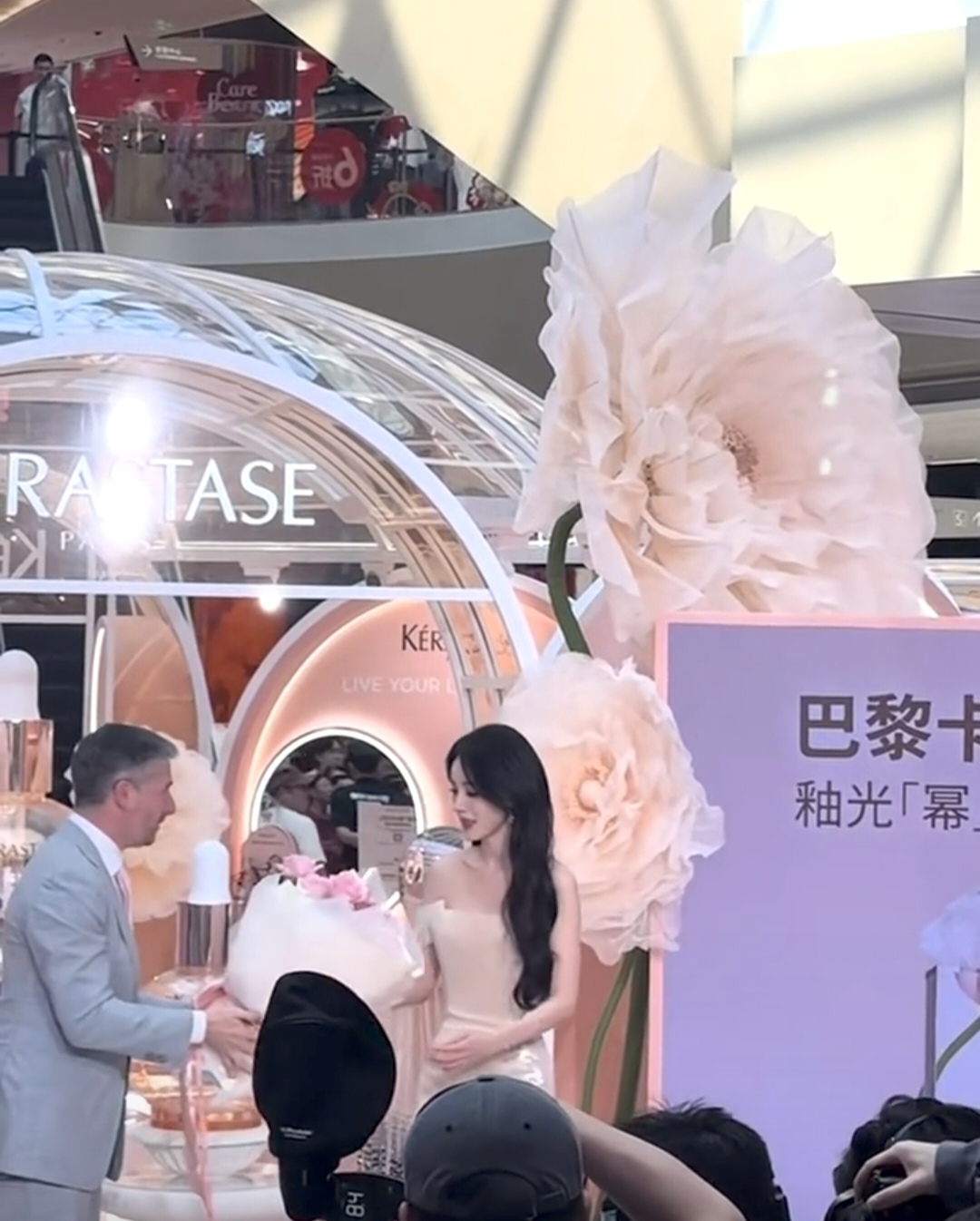 杨幂三亚免税店参加线下活动，穿露肩拖地长裙美到发光！