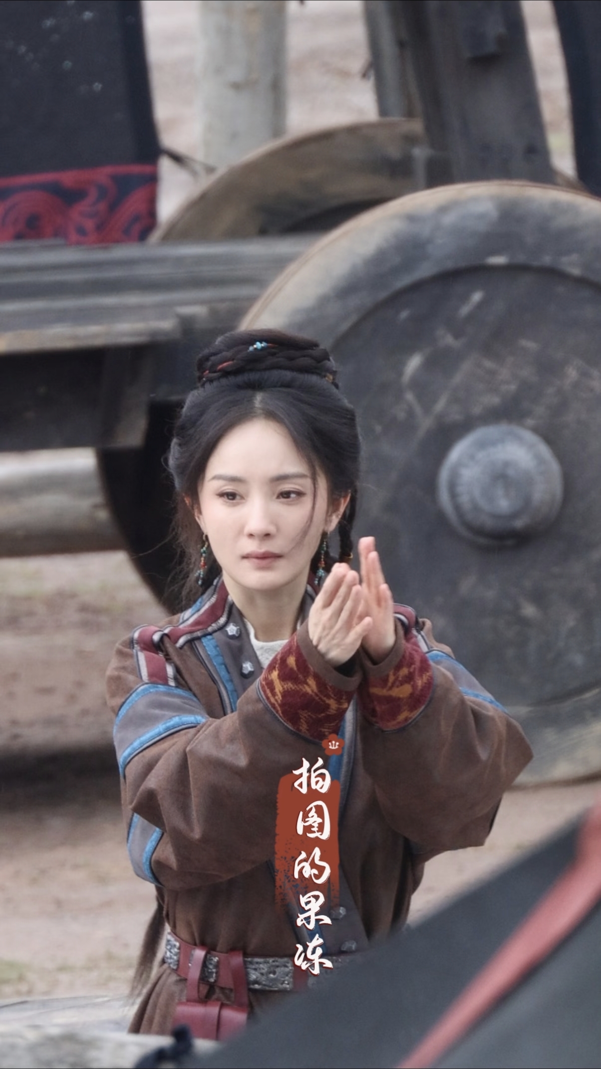 这是又抽象上了？杨幂片场拍戏路透，小表情好多太可爱太迷人了