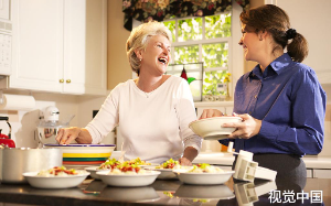 婆婆当着小区的人冤枉是我偷50万，我直接报警；银行流水出来后，公公气得一巴掌扇伤婆婆