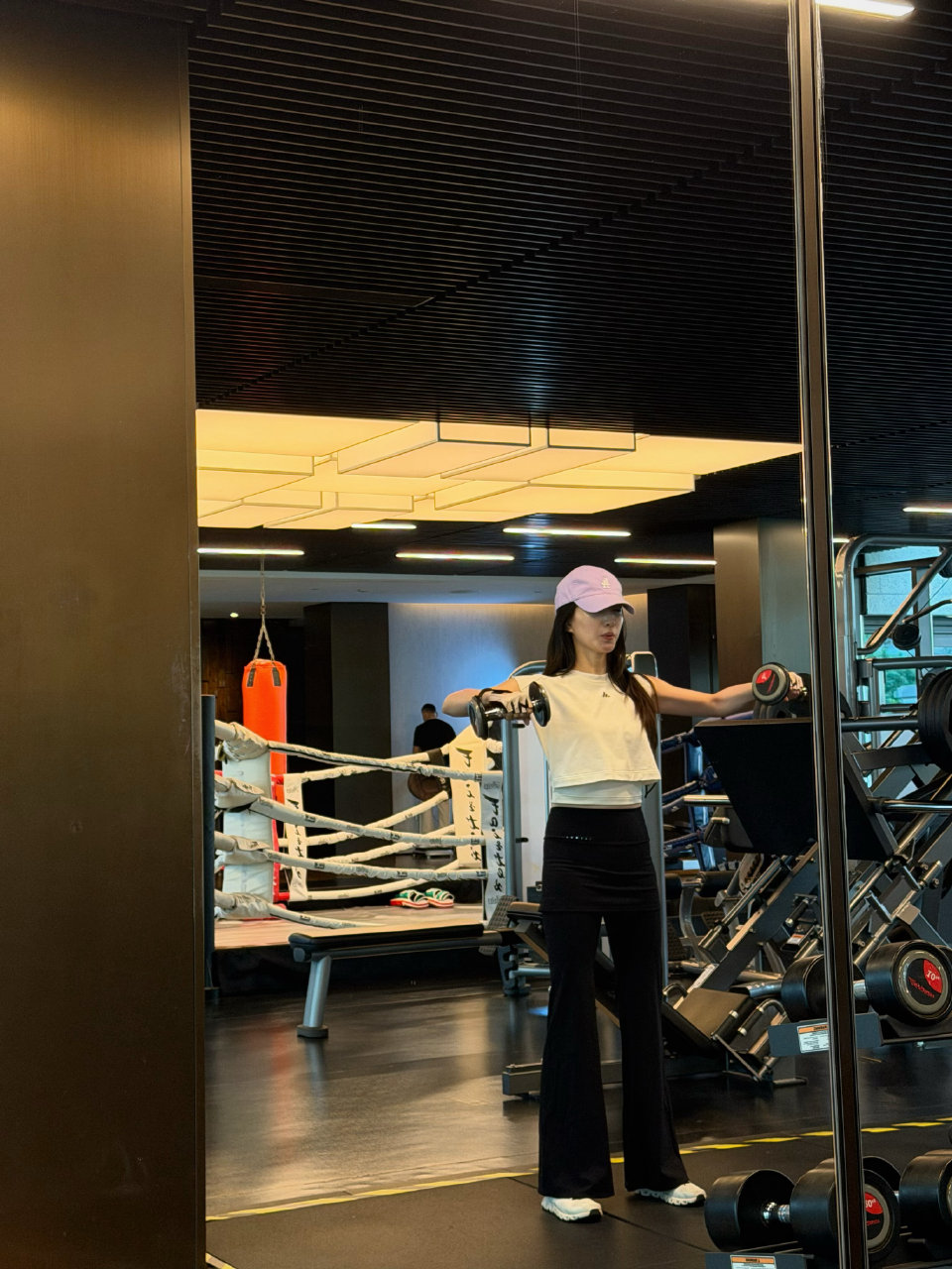 江疏影戴婚戒晒年夜饭!七菜一汤配茅台年味十足,穿蓝色毛衣好白