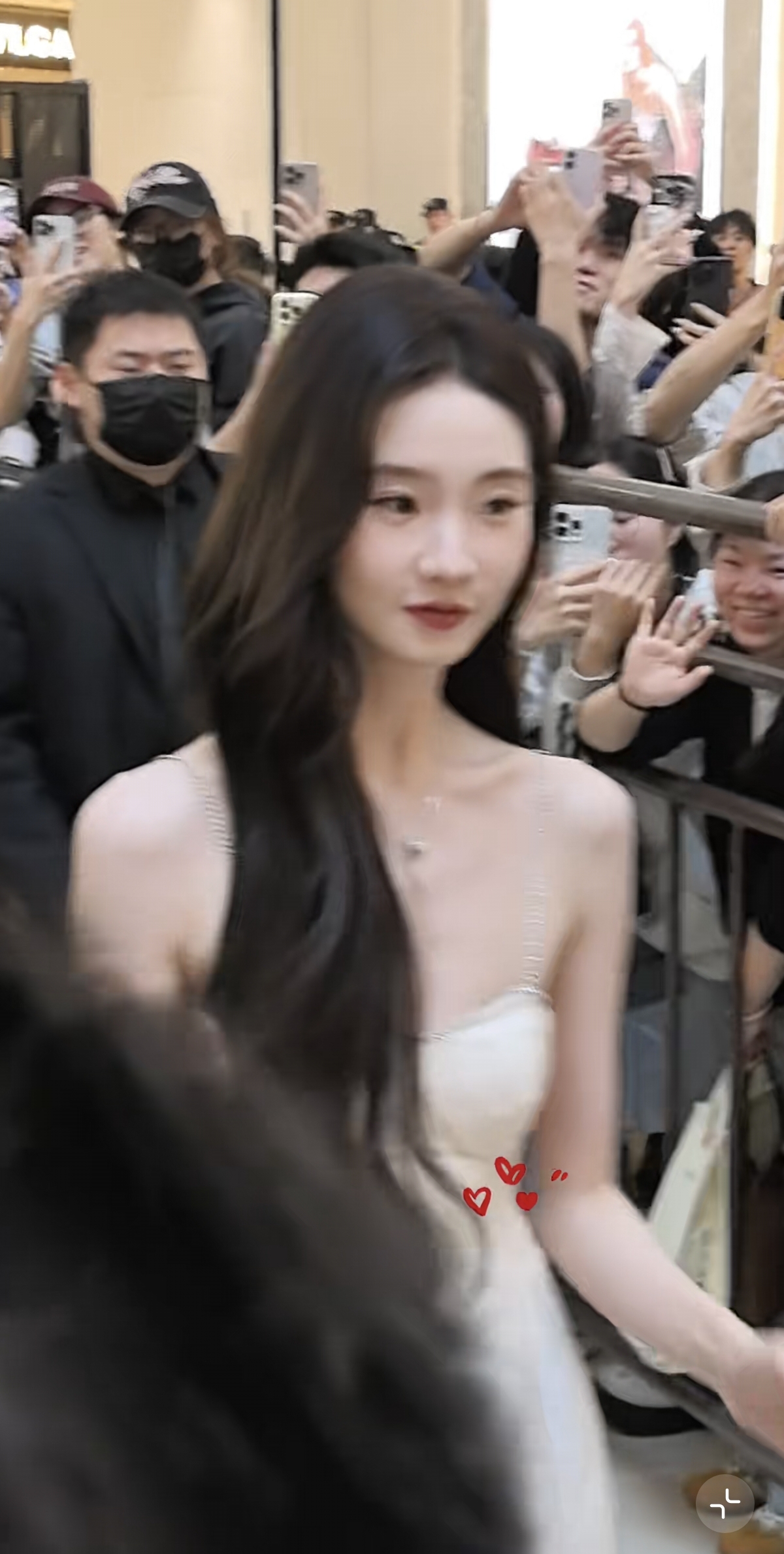 笑的好美！张艺凡现身杭州万象城，穿白裙好优雅，侧面看身材超好
