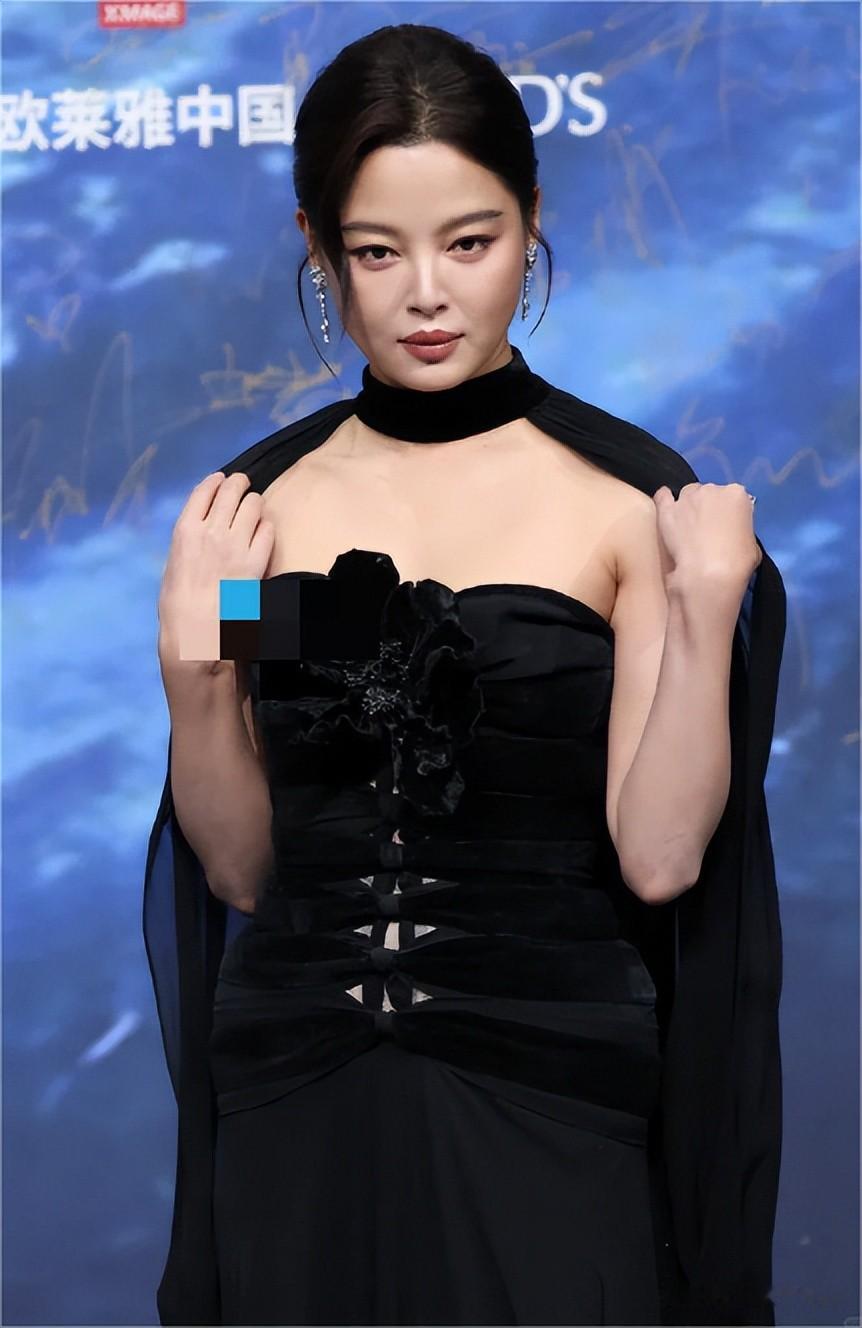 还得是老艺人敢穿，姚晨李冰冰深v较劲，却被保守的惠英红抢风头