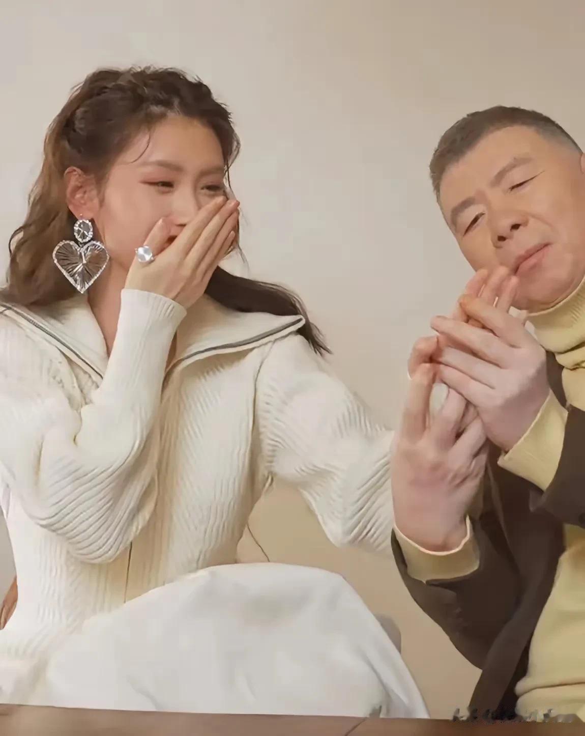 冯小刚一家三口拍春节全家福！冯朵被夸像王楚然，母女关系很微妙